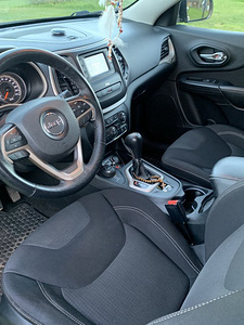 Jeep Cherokee (9 фото из 12)