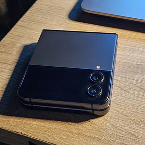 Samsung Galaxy Flip 4 512GB (1 foto / 2)