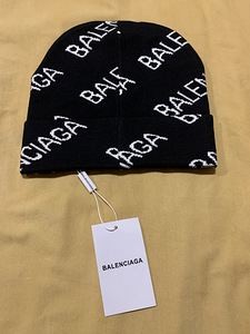 Balenciaga uus müts (2 foto / 3)