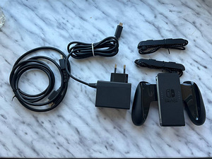 Nintendo Switch - OLED White - консоль + аксессуары (3 фото из 8)