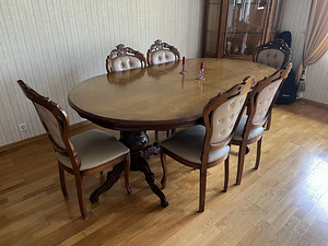 Klassikaline täispuidust söögilauakomplekt – laud + 6 nahkto (1 foto / 5)