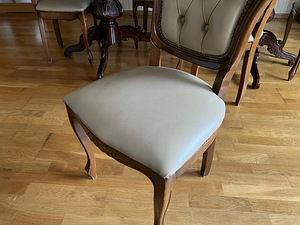 Klassikaline täispuidust söögilauakomplekt – laud + 6 nahkto (5 foto / 5)
