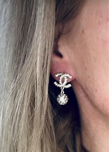 Оригинальные более нарядные серьги Chanel. (3 фото из 3)