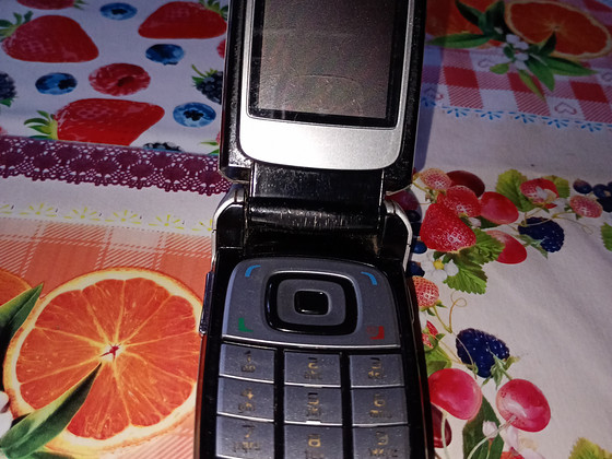 Nokia nuppudega klapiga koos laadijaga