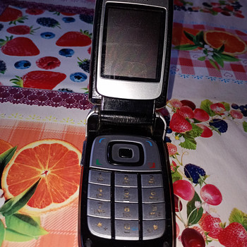 Nokia nuppudega klapiga koos laadijaga