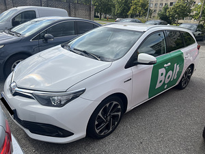 АРЕНДА АВТОМОВИЛЯ BOLT | AUTORENT TOYOTA AURIS HYBRID + LPG (4 фото из 4)