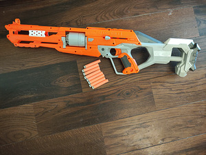 Nerf mänguasi snaipripüss ja 8 kuuli. (1 foto / 1)