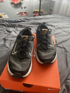 Кроссовки Nike (4 фото из 4)