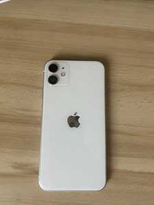 iPhone 11 64 ГБ (2 фото из 3)