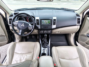 MITSUBISHI OUTLANDER XL 2.2 DI-D, 4WD 115 kW -09 (7 foto / 15)