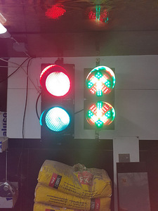 3 valgusfoori koos kaugjuhtimispuldiga (2 foto / 8)