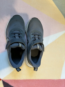 Nike krossovki,33 (2 фото из 6)