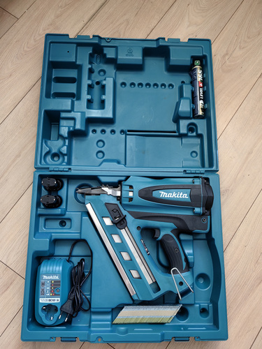 Makita GN900SE