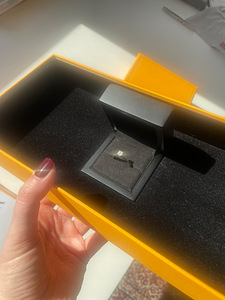 Прекрасное обручальное кольцо из белого золота 18K с бриллиа
