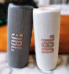 JBL FLIP 6. Hall & Valge (komplekt) (3 foto / 7)
