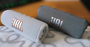 JBL FLIP 6. Hall & Valge (komplekt) (6 foto / 7)