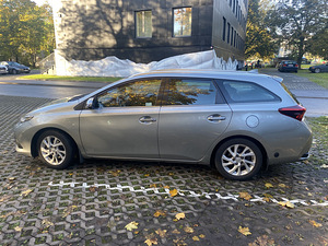 Toyota Auris (2 foto / 9)
