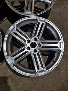 Литые диски R19x8 5x112 (4 фото из 10)