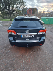 Toyota Avensis (2 foto / 9)