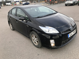 Toyota Prius (3 фото из 9)