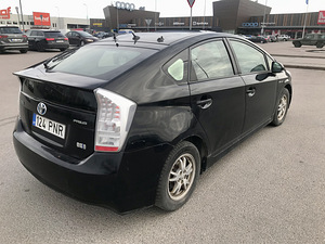 Toyota Prius (6 фото из 9)