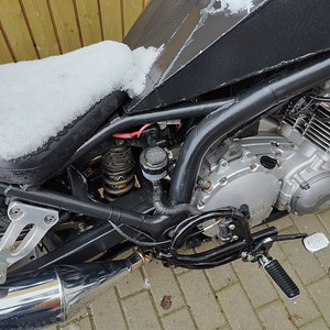 Mootorratas Yamaha XJ900s bobber kardaaniga (9 foto / 10)