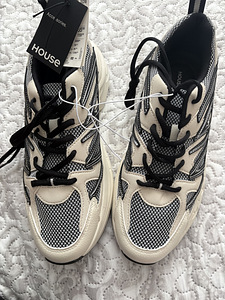 Новые кроссовки (2 фото из 3)