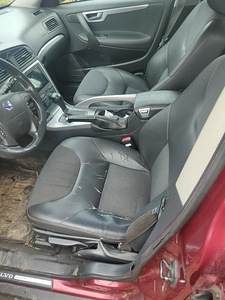 Volvo XC70 (13 фото из 13)