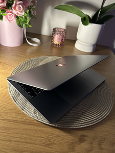 MacBook Pro 13-inch, 2019, Two Thunderbolt 3 ports (1 foto / 10)