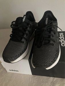 Adidas кроссовки (2 фото из 4)