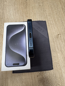 iPhone 15 Pro 256GB (6 фото из 9)