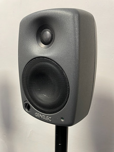 Студийные мониторы Genelec 8020 + напольные стойки (3 фото из 7)