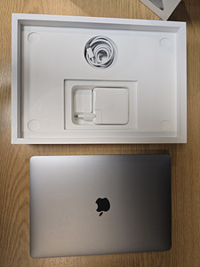 MacBook Pro 13" (2022) – M2, 8GB RAM, 256 GB SSD ( SWE ) (7 foto / 7)