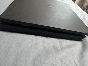 PlayStation 4 slim (5 foto / 8)