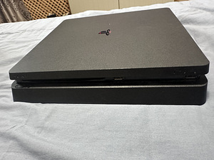 PlayStation 4 slim (6 foto / 8)