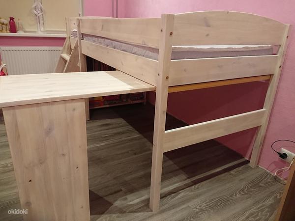 Высокая кровать со столом (фото #3)