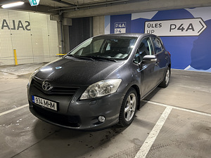 Toyota Auris (2 фото из 11)