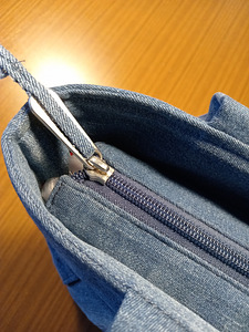 One-of-a-Kind Upcycled Denim Patchwork Tote (2 foto / 8)