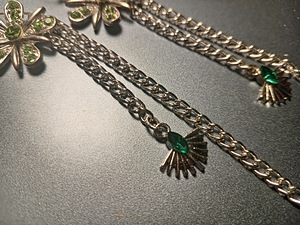 Statement flower earrings with green crystals and chains. (3 foto / 10)