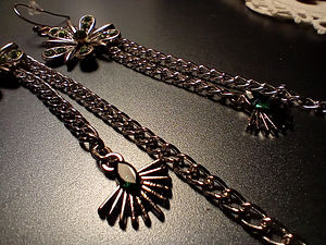 Statement flower earrings with green crystals and chains. (7 foto / 10)