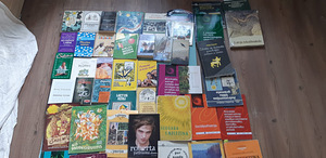 Книги (2 фото из 2)
