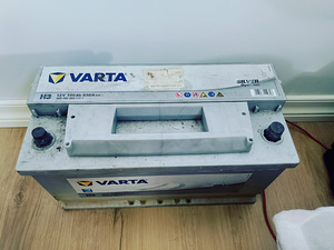 Автомобильный аккумулятор Varta (1 фото из 3)