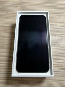 iPhone X 64GB Space Grey + новый оригинальный аккумулятор (1 фото из 3)