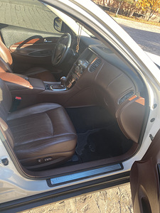 Автомобиль Infiniti EX35 (8 фото из 9)