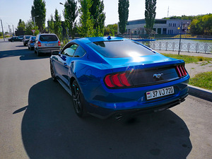 Ford Mustang 2021 (7 фото из 13)