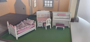 SYLVANIAN FAMILIES Suur maja+ pere+ mööbel (7 foto / 10)