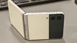 Samsung Galaxy Flip3 (2 foto / 7)