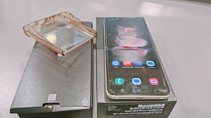 Samsung Galaxy Flip3 (4 foto / 7)