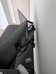 Два монитора Dell U2717D + Dell U2719D и держатель (5 фото из 10)
