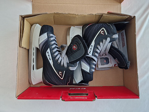 Jäähoki uisud CCM U+04 (suurus EU 45 / 28,6 cm) (1 foto / 2)